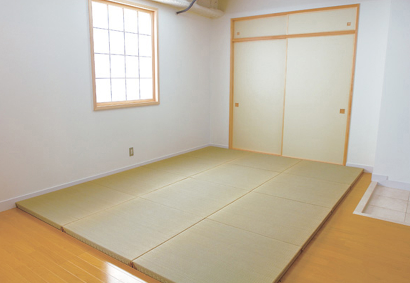 障子窓と畳を敷いて和室に（移動可能な砂壁もあります）